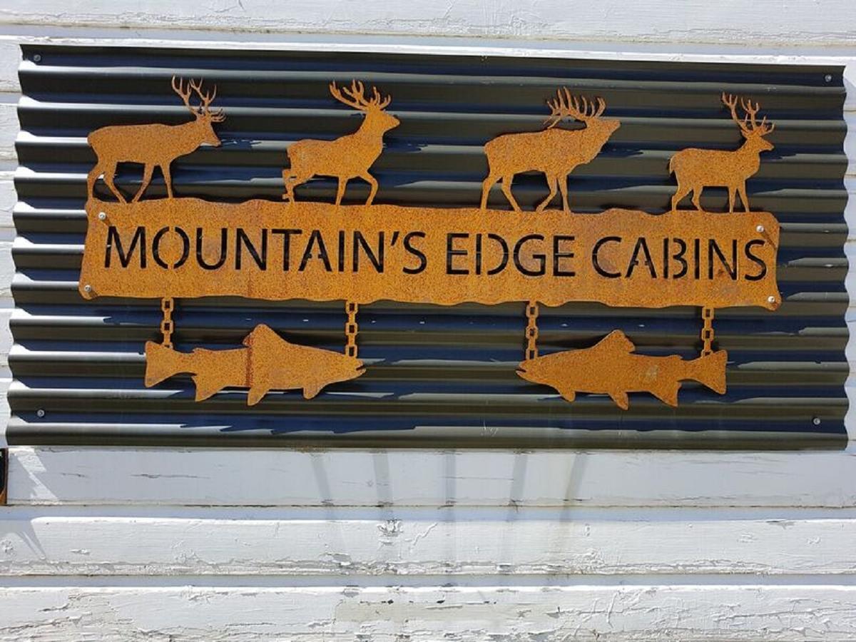 Mountains Edge Cabins Monowai Exteriör bild