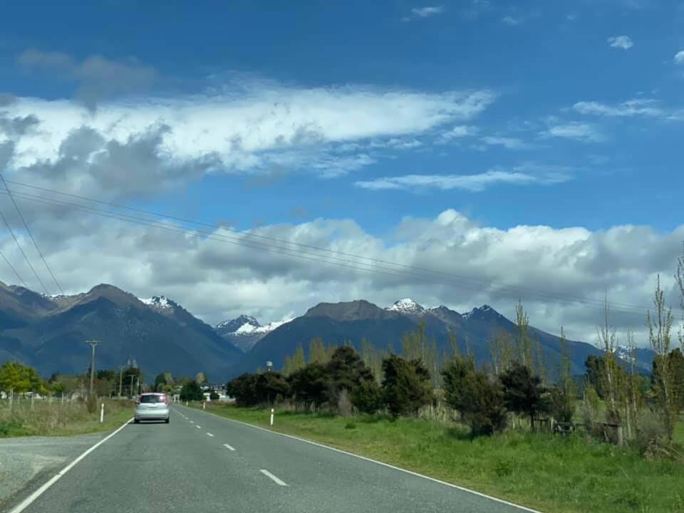 Mountains Edge Cabins Monowai Exteriör bild
