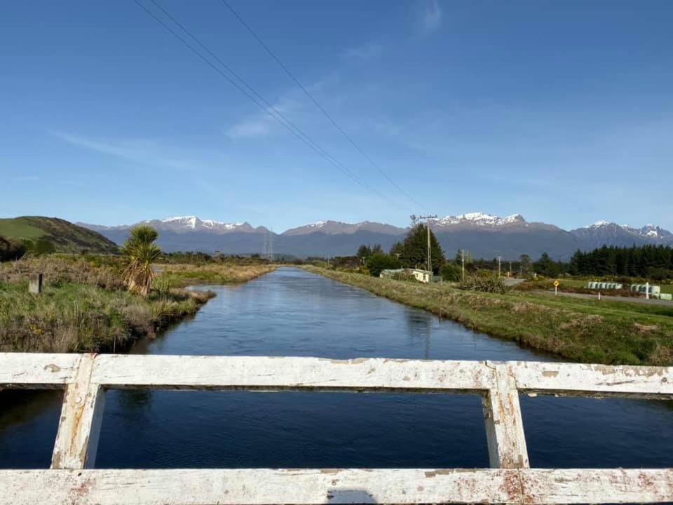 Mountains Edge Cabins Monowai Exteriör bild